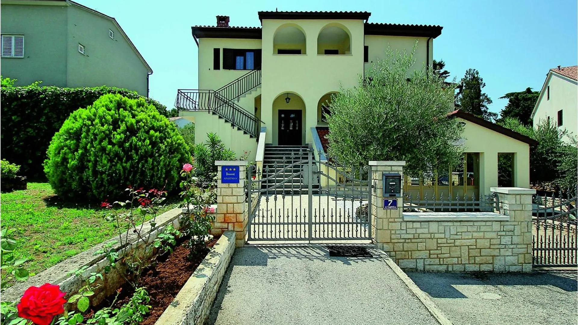 Beautiful Apartment In Porec With Kitchen 0*,  Κροατία